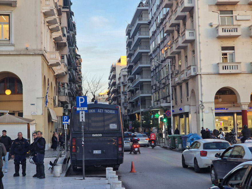 Συγκεντρώσεις στην Αριστοτέλους παρά την απαγόρευση - Η  ΕΛΑΣ απώθησε διαδηλωτές έξω από το Ολύμπιον για τα «Αδέσποτα Κορμιά»