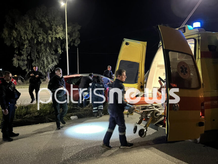 Τροχαίο με δύο τραυματίες στην Πατρών - Πύργου: ΙΧ καρφώθηκε σε κολόνα