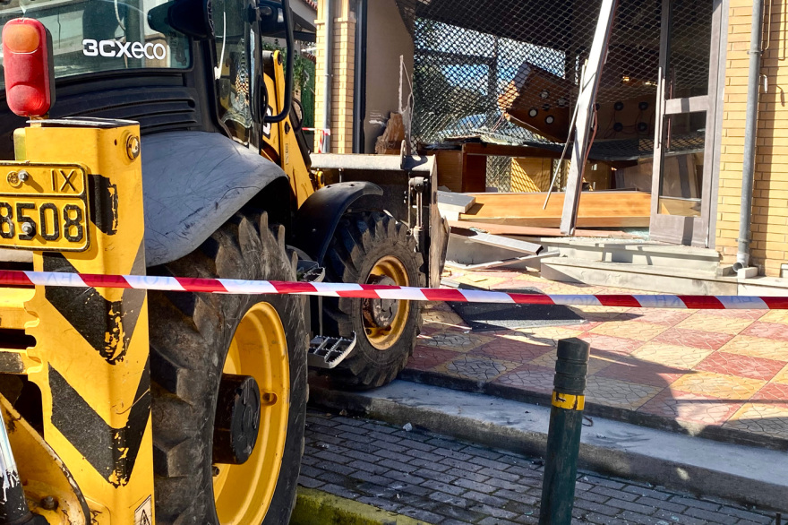 Βίντεο από το κοσμηματοπωλείο στο Καπανδρίτι - Οι διαρρήκτες μετακινούν όχημα πριν μπουκάρουν με την μπουλντόζα