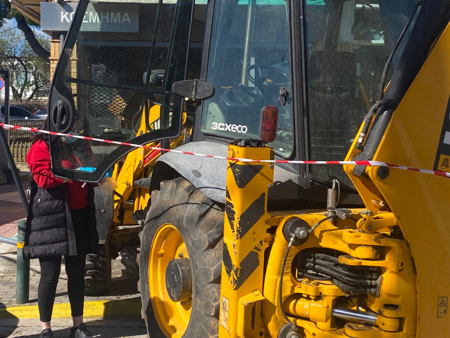 Βίντεο από το κοσμηματοπωλείο στο Καπανδρίτι - Οι διαρρήκτες μετακινούν όχημα πριν μπουκάρουν με την μπουλντόζα