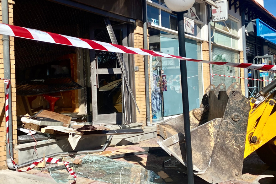 Βίντεο από το κοσμηματοπωλείο στο Καπανδρίτι - Οι διαρρήκτες μετακινούν όχημα πριν μπουκάρουν με την μπουλντόζα