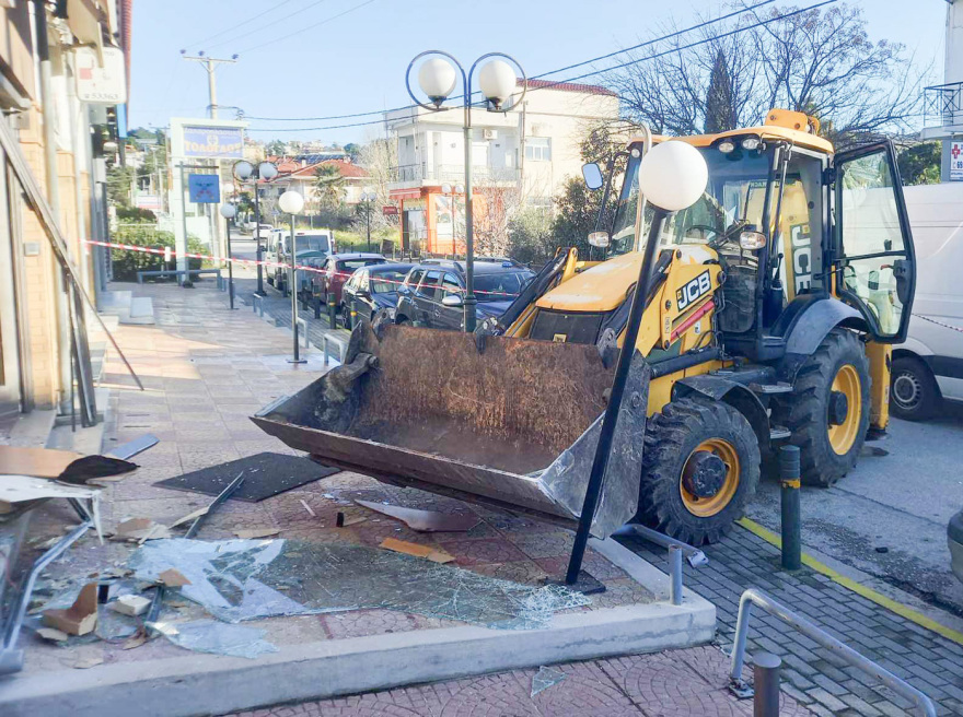 Διαρρήκτες μπούκαραν με μπουλντόζα σε κοσμηματοπωλείο στο Καπανδρίτι 
