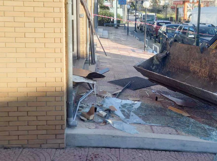 Διαρρήκτες μπούκαραν με μπουλντόζα σε κοσμηματοπωλείο στο Καπανδρίτι 