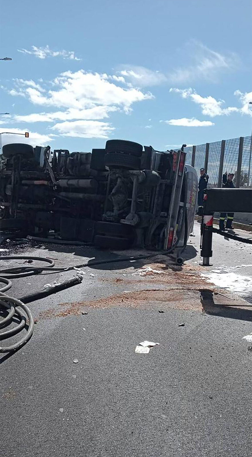 Ανατροπή βυτιοφόρου με καύσιμα στην Περιφερειακή Δραπετσώνας - Διεκόπη η κυκλοφορία και στα δύο ρεύματα