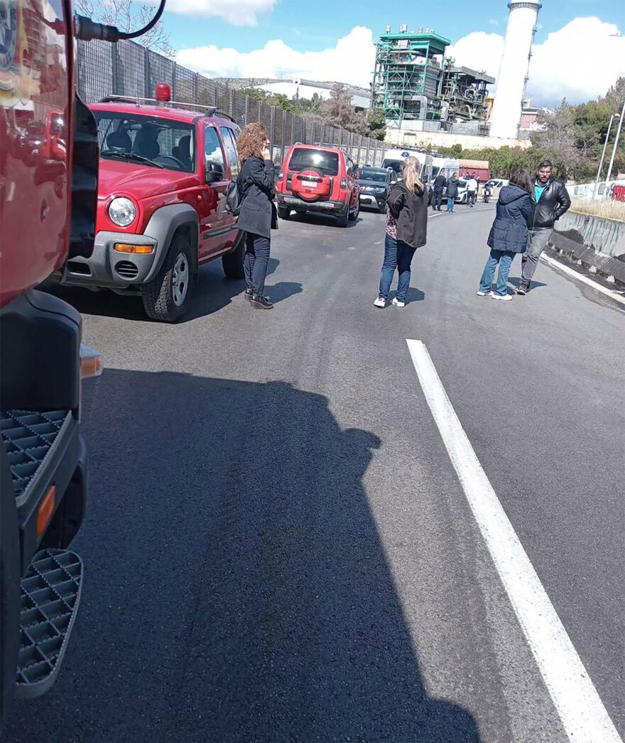 Ανατροπή βυτιοφόρου με καύσιμα στην Περιφερειακή Δραπετσώνας - Διεκόπη η κυκλοφορία και στα δύο ρεύματα