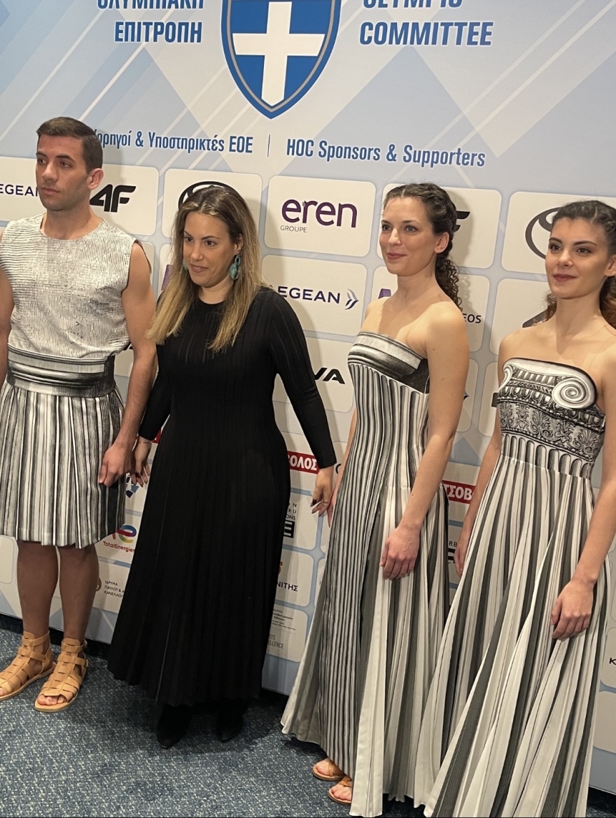 H αφή της φλόγας και τα κιονόκρανα της Μαίρης Κατράντζου 