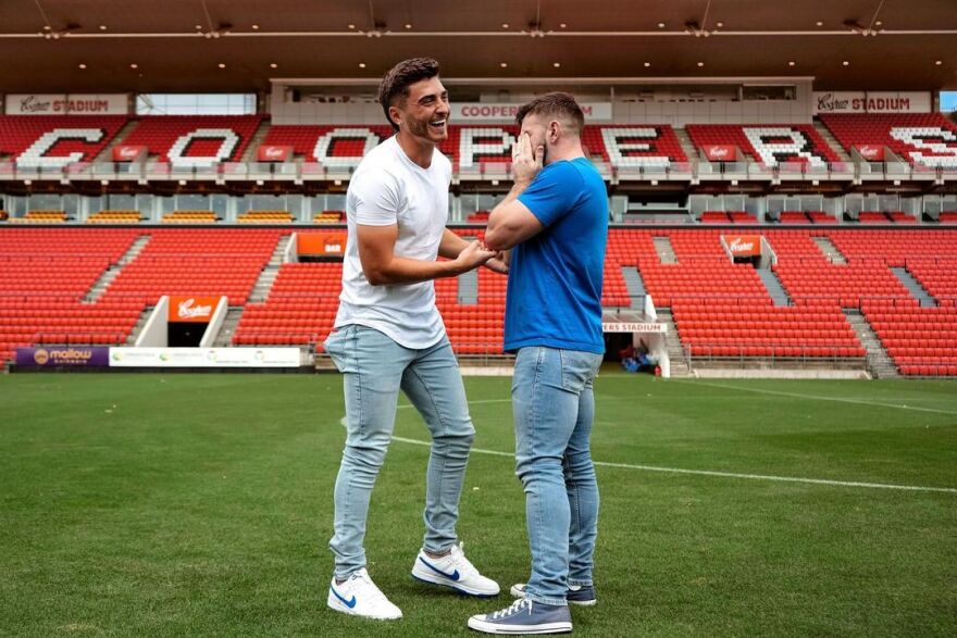 Τζος Κάβαλο: Ο πρώτος ποδοσφαιριστής που δήλωσε ομοφυλόφιλος έκανε πρόταση γάμου μέσα στο γήπεδο