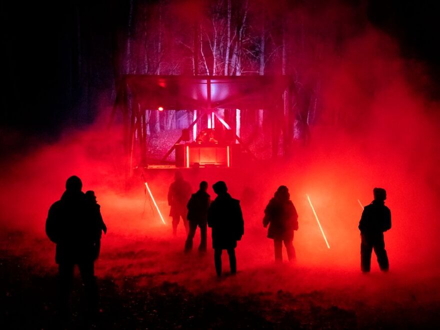 Λούκας Τβαρκόβσκι: Ο διάσημος Πολωνός σκηνοθέτης στήνει μια εξάωρη παράσταση - rave πάρτι στη Μαλακάσα