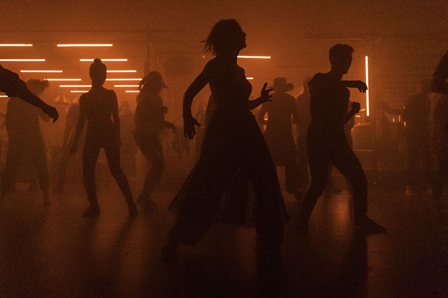 Λούκας Τβαρκόβσκι: Ο διάσημος Πολωνός σκηνοθέτης στήνει μια εξάωρη παράσταση - rave πάρτι στη Μαλακάσα