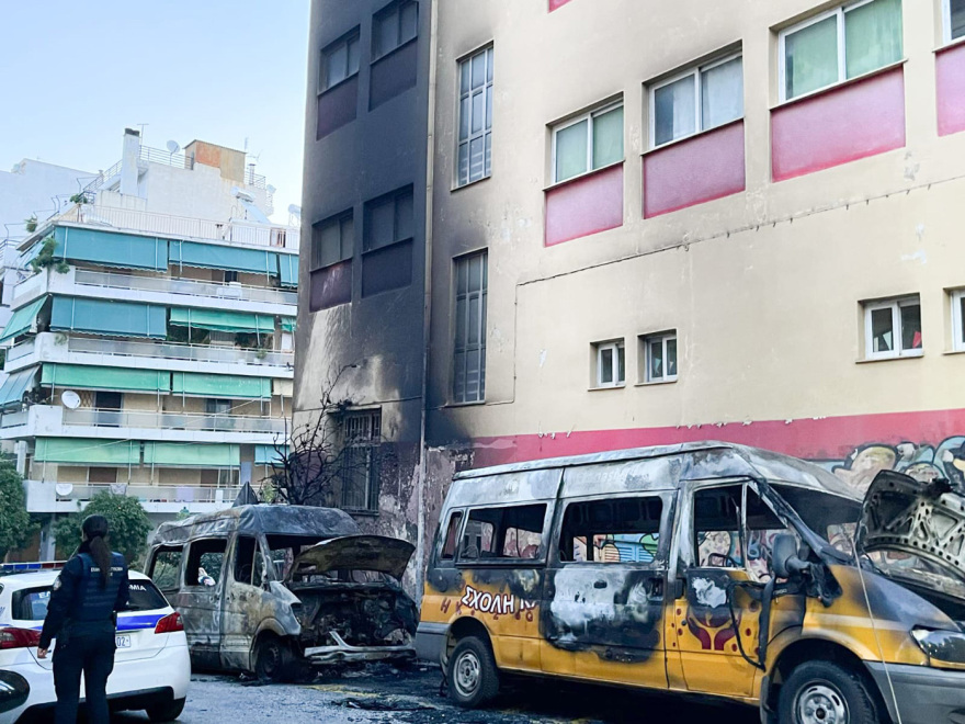 Ζωγράφου: Βγήκαν από την Πανεπιστημιούπολη και έκαψαν 5 σχολικά, 3 ΙΧ και 3 μοτοσικλέτες
