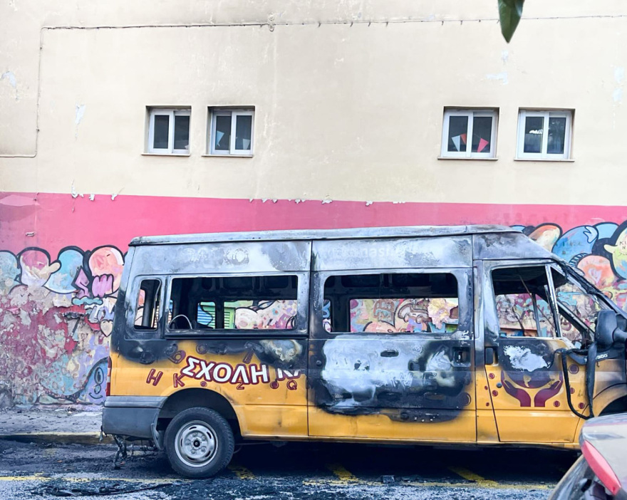 Ζωγράφου: Βγήκαν από την Πανεπιστημιούπολη και έκαψαν 5 σχολικά, 3 ΙΧ και 3 μοτοσικλέτες