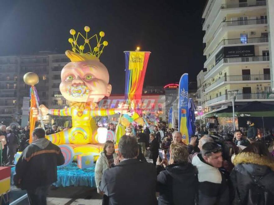 Πατρινό Καρναβάλι 2024: Τα άρματα ξεχύθηκαν στους δρόμους για την παρέλαση