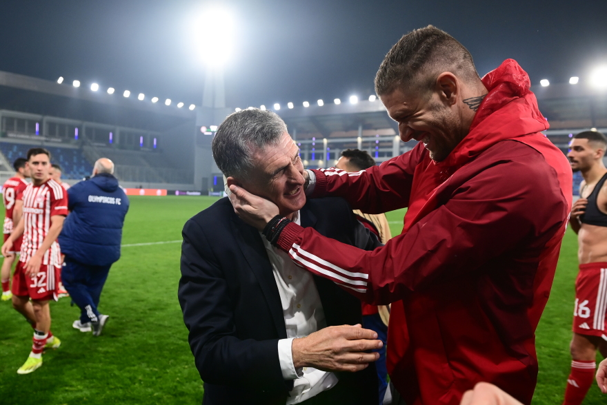 Ολυμπιακός: Οι ξέφρενοι πανηγυρισμοί μετά την επική πρόκριση, το μπουγέλο στον  Μεντιλίμπαρ και το πάρτι στα αποδυτήρια - Βίντεο