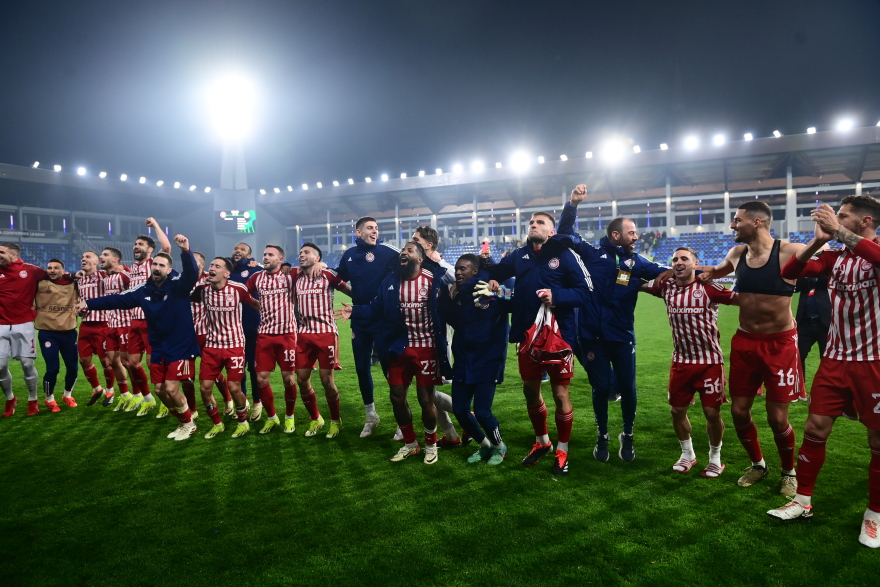 Ολυμπιακός: Οι ξέφρενοι πανηγυρισμοί μετά την επική πρόκριση, το μπουγέλο στον  Μεντιλίμπαρ και το πάρτι στα αποδυτήρια - Βίντεο