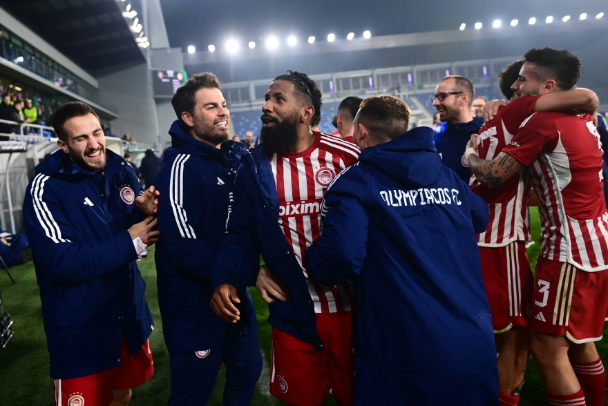 Ολυμπιακός: Οι ξέφρενοι πανηγυρισμοί μετά την επική πρόκριση, το μπουγέλο στον  Μεντιλίμπαρ και το πάρτι στα αποδυτήρια - Βίντεο