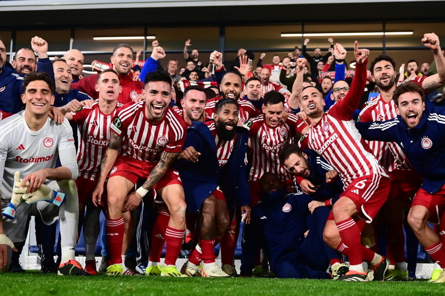 Ολυμπιακός: Οι ξέφρενοι πανηγυρισμοί μετά την επική πρόκριση, το μπουγέλο στον  Μεντιλίμπαρ και το πάρτι στα αποδυτήρια - Βίντεο