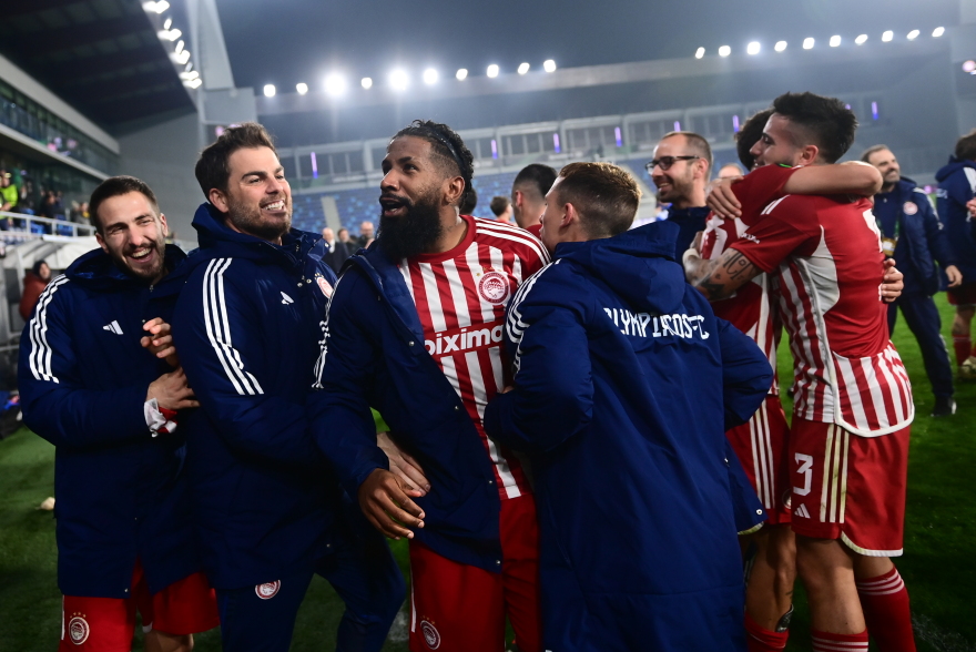 Ολυμπιακός: Οι ξέφρενοι πανηγυρισμοί μετά την επική πρόκριση, το μπουγέλο στον  Μεντιλίμπαρ και το πάρτι στα αποδυτήρια - Βίντεο