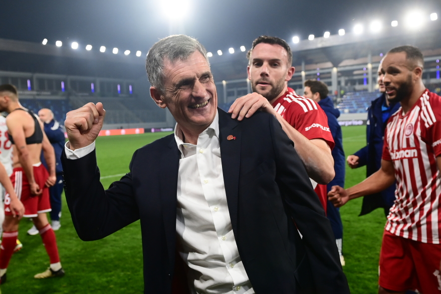 Ολυμπιακός: Οι ξέφρενοι πανηγυρισμοί μετά την επική πρόκριση, το μπουγέλο στον  Μεντιλίμπαρ και το πάρτι στα αποδυτήρια - Βίντεο