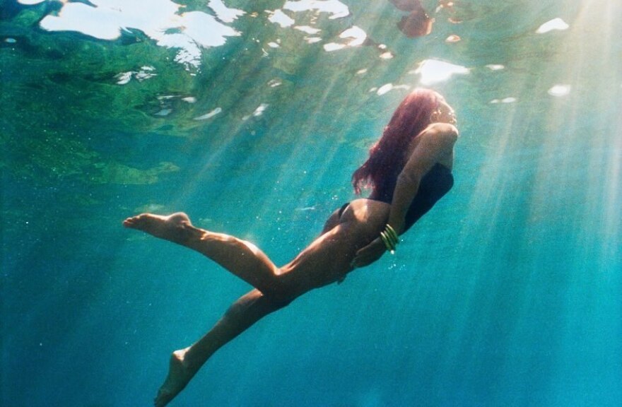 Ντούα Λίπα: Οι φωτογραφίες της στον βυθό - Πρέπει να βουτήξεις σε βαθιά νερά για να βρεις τον εαυτό σου, γράφει