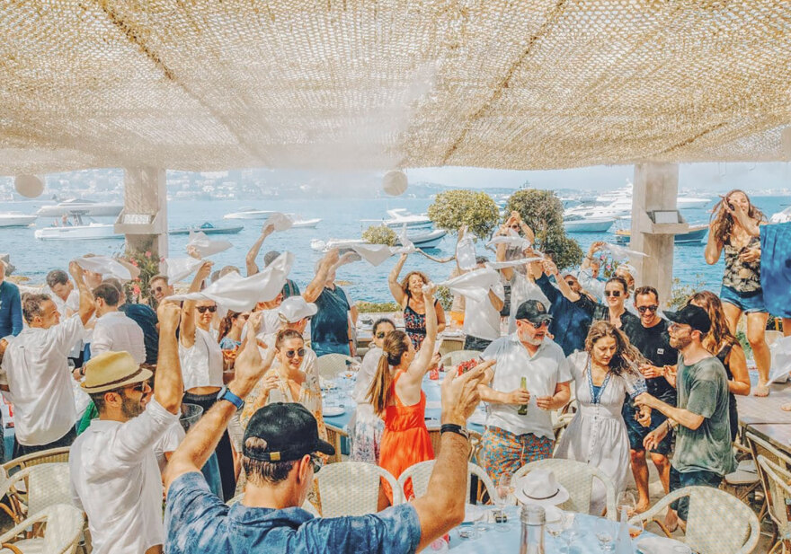 Νέα deals στη Μύκονο - Η χρυσή «Σπηλιά», η έλευση του «La Guerite» από τις Κάννες και  το μυστήριο με την Φτελιά 