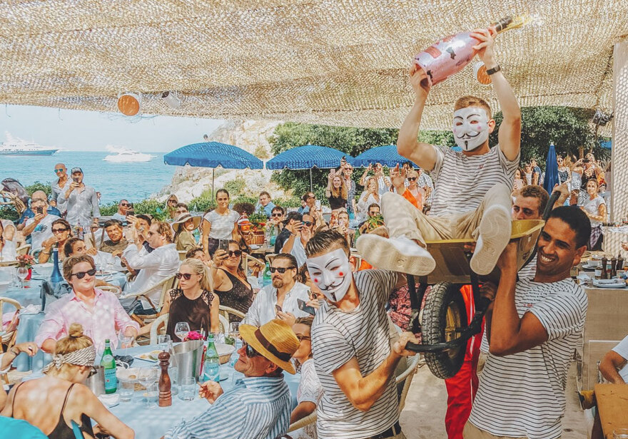 Νέα deals στη Μύκονο - Η χρυσή «Σπηλιά», η έλευση του «La Guerite» από τις Κάννες και  το μυστήριο με την Φτελιά 