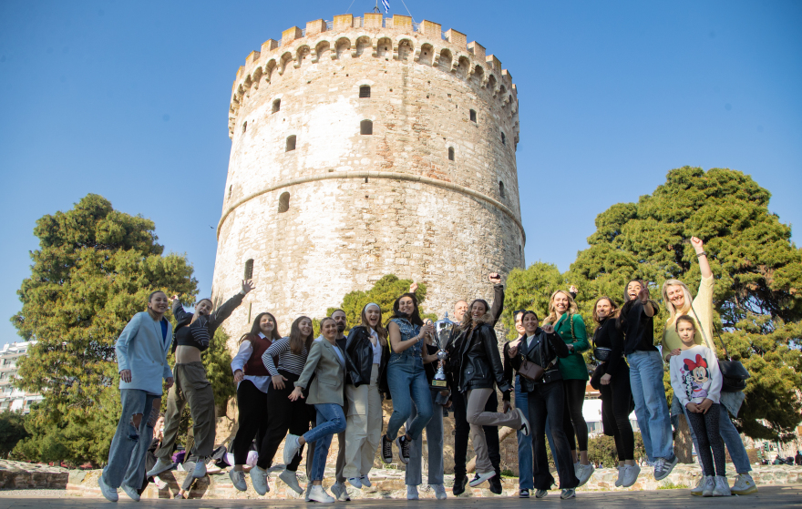 ΠΑΟΚ: Πόζαραν με την κούπα μπροστά στον Λευκό Πύργο τα κορίτσια της ομάδας χάντμπολ - Φωτογραφίες 