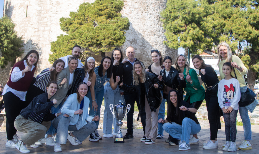 ΠΑΟΚ: Πόζαραν με την κούπα μπροστά στον Λευκό Πύργο τα κορίτσια της ομάδας χάντμπολ - Φωτογραφίες 