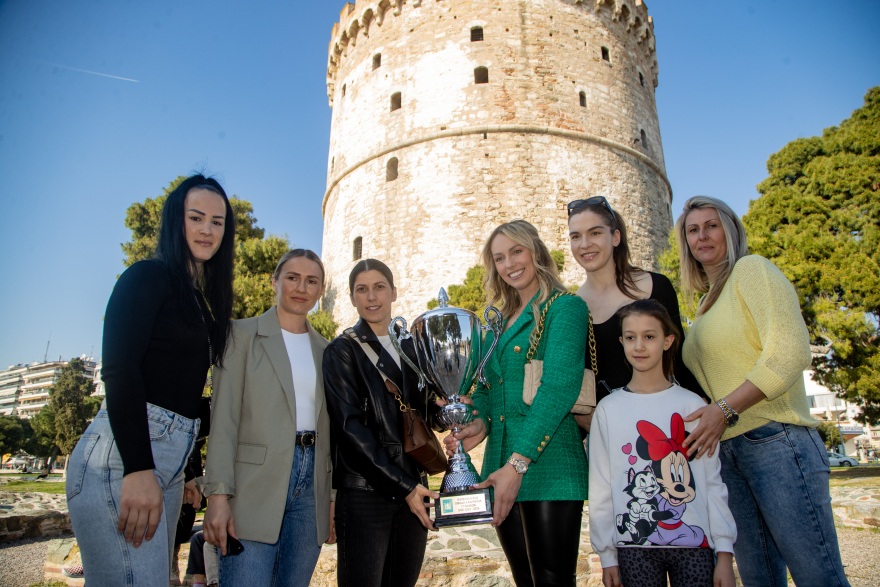 ΠΑΟΚ: Πόζαραν με την κούπα μπροστά στον Λευκό Πύργο τα κορίτσια της ομάδας χάντμπολ - Φωτογραφίες 