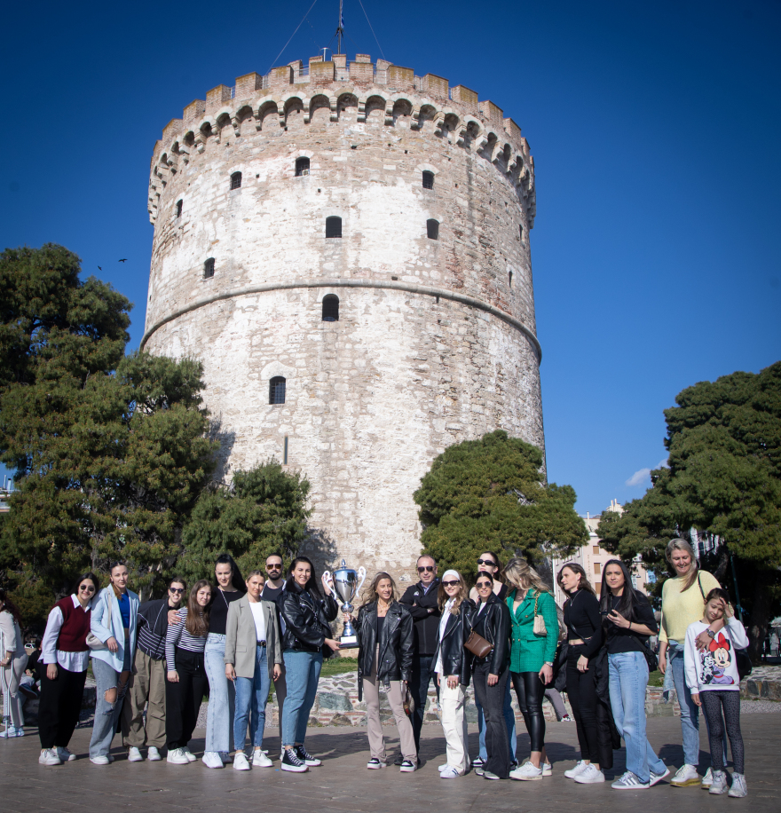ΠΑΟΚ: Πόζαραν με την κούπα μπροστά στον Λευκό Πύργο τα κορίτσια της ομάδας χάντμπολ - Φωτογραφίες 