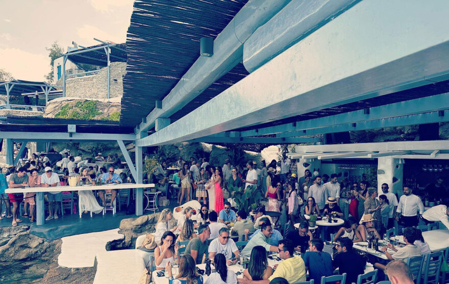 Νέα deals στη Μύκονο - Η χρυσή «Σπηλιά», η έλευση του «La Guerite» από τις Κάννες και  το μυστήριο με την Φτελιά 