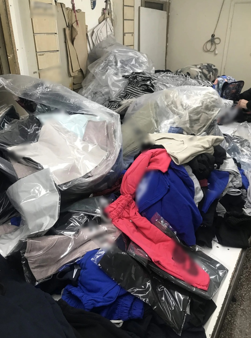 Θεσσαλονίκη: Βρήκαν 2.500 μαϊμού ρούχα σε αποθήκη καταστήματος - Δύο συλλήψεις