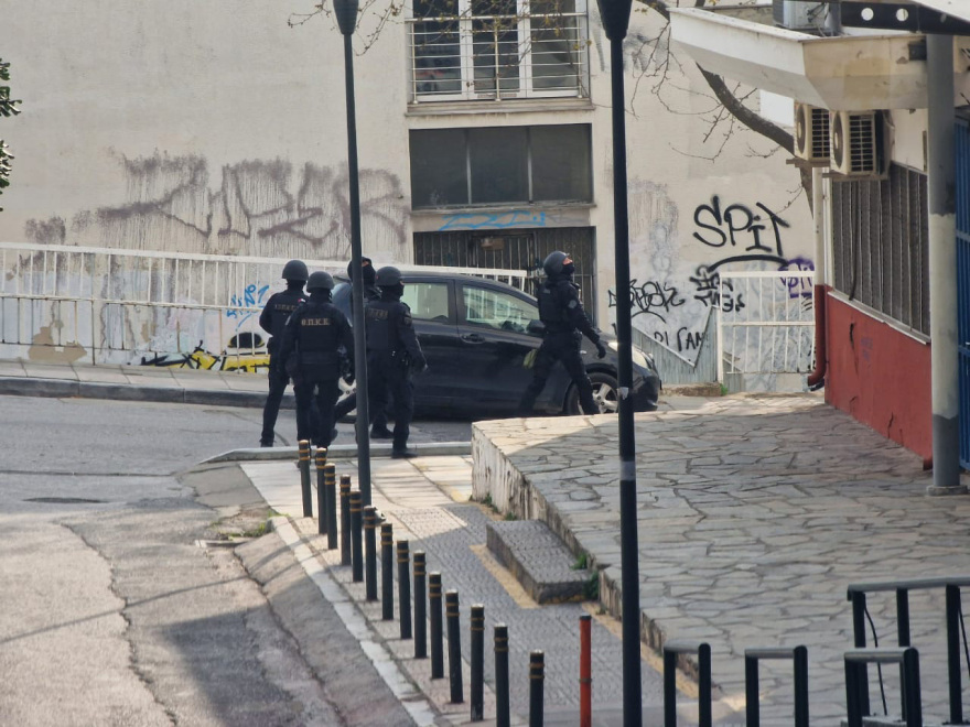 ΑΠΘ: Ναυτικούς πυρσούς, μεταλλικούς κόφτες και κοντάρια βρήκαν στην έφοδο της ΕΛΑΣ