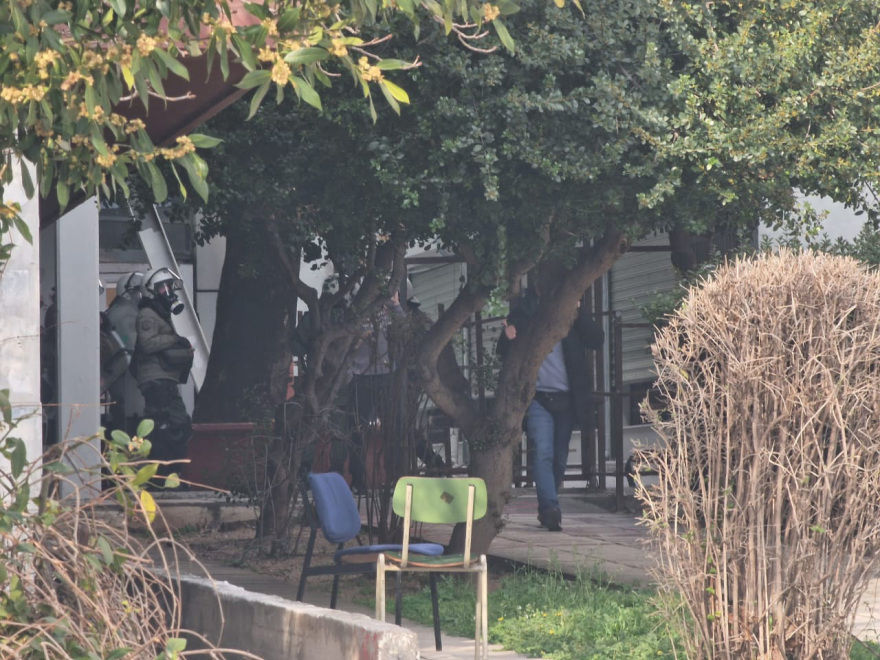 ΑΠΘ: Ναυτικούς πυρσούς, μεταλλικούς κόφτες και κοντάρια βρήκαν στην έφοδο της ΕΛΑΣ