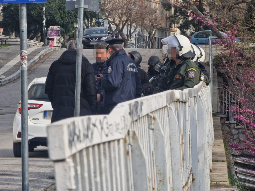 ΑΠΘ: Ναυτικούς πυρσούς, μεταλλικούς κόφτες και κοντάρια βρήκαν στην έφοδο της ΕΛΑΣ