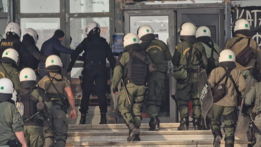 ΑΠΘ: Ναυτικούς πυρσούς, μεταλλικούς κόφτες και κοντάρια βρήκαν στην έφοδο της ΕΛΑΣ