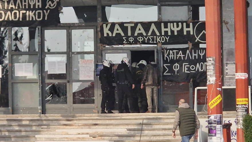 ΑΠΘ: Ναυτικούς πυρσούς, μεταλλικούς κόφτες και κοντάρια βρήκαν στην έφοδο της ΕΛΑΣ