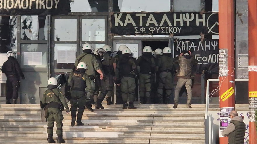 ΑΠΘ: Ναυτικούς πυρσούς, μεταλλικούς κόφτες και κοντάρια βρήκαν στην έφοδο της ΕΛΑΣ