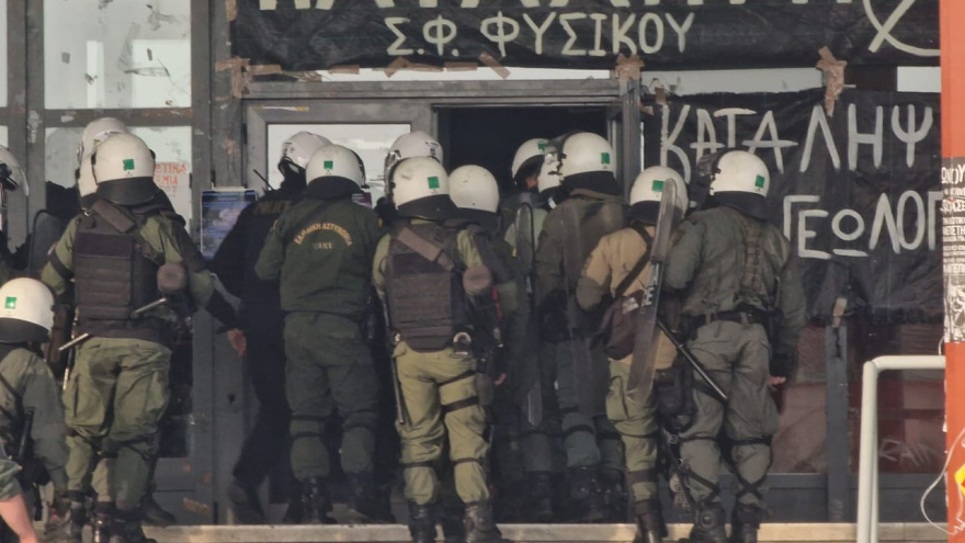 ΑΠΘ: Ναυτικούς πυρσούς, μεταλλικούς κόφτες και κοντάρια βρήκαν στην έφοδο της ΕΛΑΣ