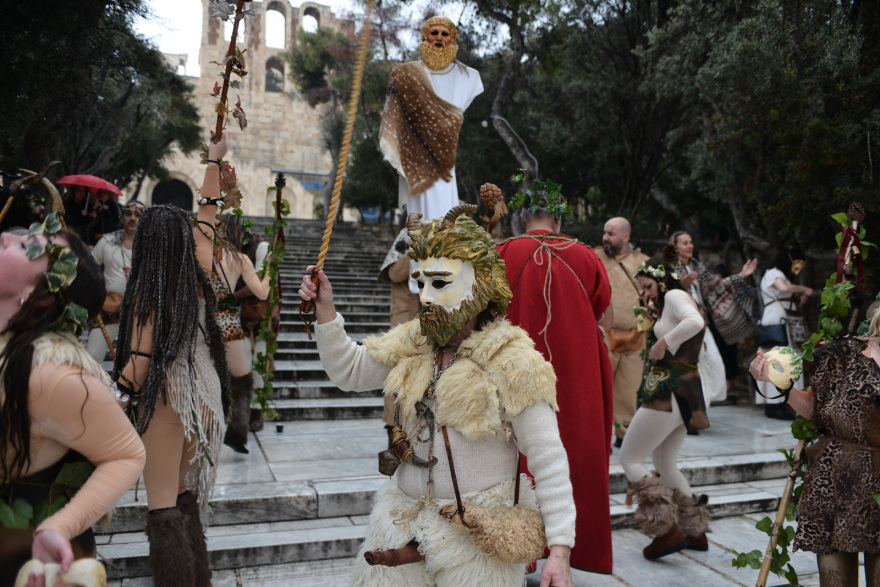 Αναβίωσαν στο κέντρο της Αθήνας τα «Φαλληφόρια» προς τιμήν του Διονύσου - Δείτε βίντεο, φωτογραφίες