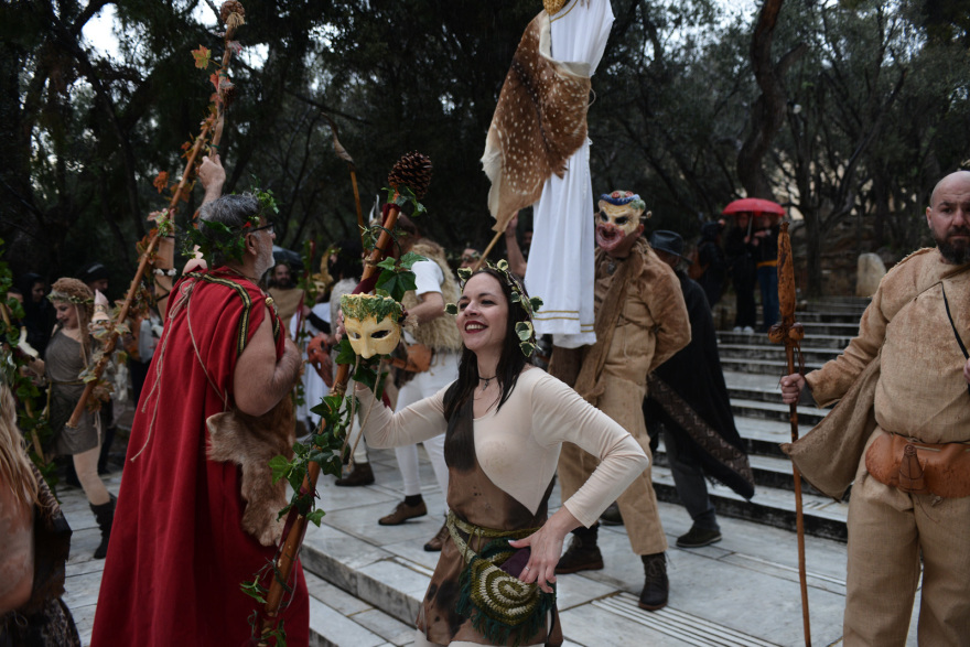 Αναβίωσαν στο κέντρο της Αθήνας τα «Φαλληφόρια» προς τιμήν του Διονύσου - Δείτε βίντεο, φωτογραφίες