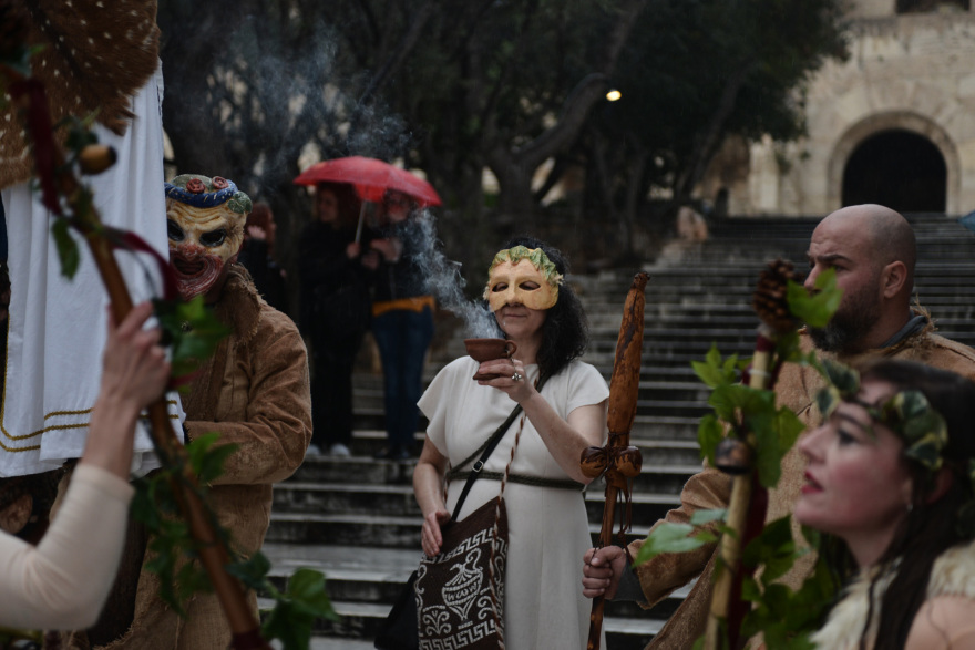 Αναβίωσαν στο κέντρο της Αθήνας τα «Φαλληφόρια» προς τιμήν του Διονύσου - Δείτε βίντεο, φωτογραφίες