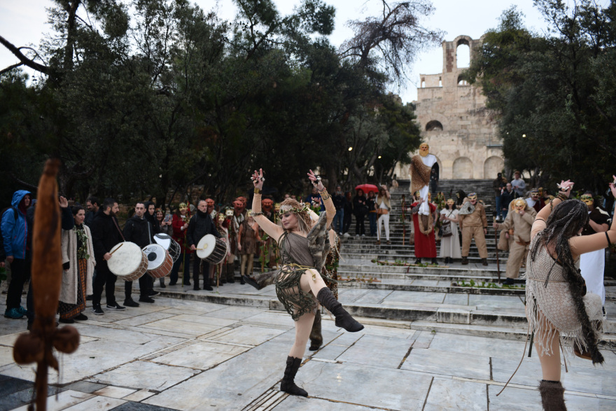 Αναβίωσαν στο κέντρο της Αθήνας τα «Φαλληφόρια» προς τιμήν του Διονύσου - Δείτε βίντεο, φωτογραφίες