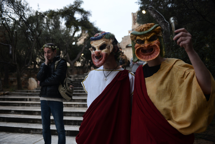 Αναβίωσαν στο κέντρο της Αθήνας τα «Φαλληφόρια» προς τιμήν του Διονύσου - Δείτε βίντεο, φωτογραφίες