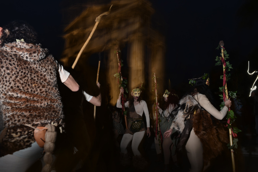 Αναβίωσαν στο κέντρο της Αθήνας τα «Φαλληφόρια» προς τιμήν του Διονύσου - Δείτε βίντεο, φωτογραφίες