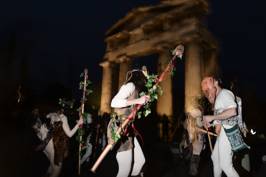 Αναβίωσαν στο κέντρο της Αθήνας τα «Φαλληφόρια» προς τιμήν του Διονύσου - Δείτε βίντεο, φωτογραφίες