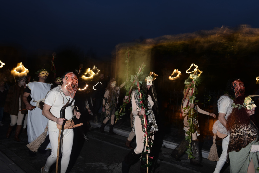 Αναβίωσαν στο κέντρο της Αθήνας τα «Φαλληφόρια» προς τιμήν του Διονύσου - Δείτε βίντεο, φωτογραφίες