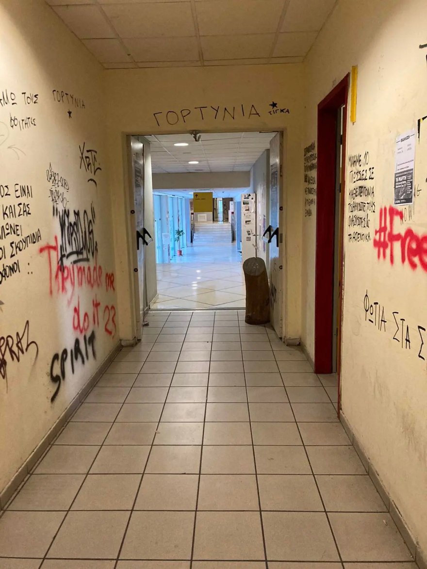 Ζωγράφου: Καρέ - καρέ η έφοδος της ΕΛ.ΑΣ στην Πανεπιστημιούπολη – Δείτε βίντεο