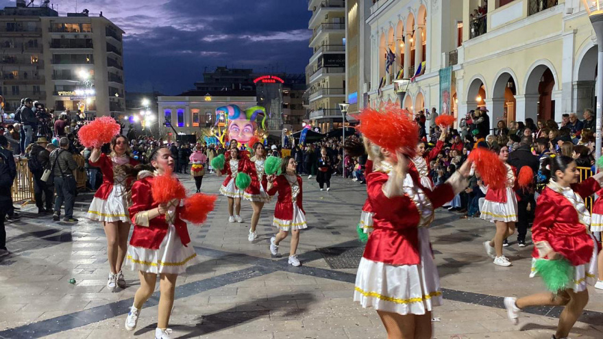 Πατρινό καρναβάλι: Χορός και θέαμα στη νυχτερινή παρέλαση του Σαββάτου - Δείτε βίντεο, φωτογραφίες