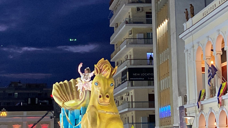 Πατρινό καρναβάλι: Χορός και θέαμα στη νυχτερινή παρέλαση του Σαββάτου - Δείτε βίντεο, φωτογραφίες