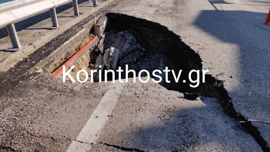 Ξυλόκαστρο: Άνοιξε η γη και «κατάπιε» τμήμα της παλαιάς Εθνικής Οδού - Βίντεο και φωτογραφίες